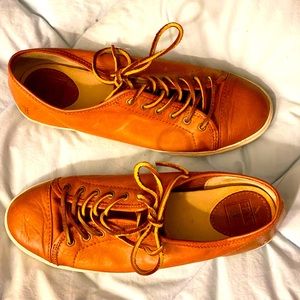 Sporty cognac leather Frye sneakers with original leather laces ready to stroll!